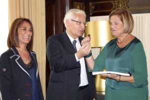 El conseller de Cultura, acompanyat de la directora general de P