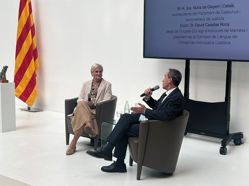 El president de la Comissió de Llengua del Consell de l'Advocacia Catalana, David Casellas Roca, entrevista la guardonada.