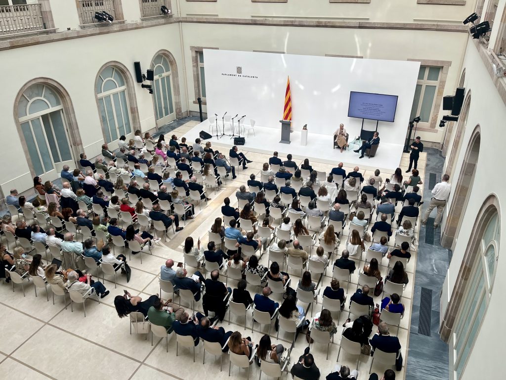 Fotografia de l'acte de lliurament a la seu del Parlament de Catalunya.